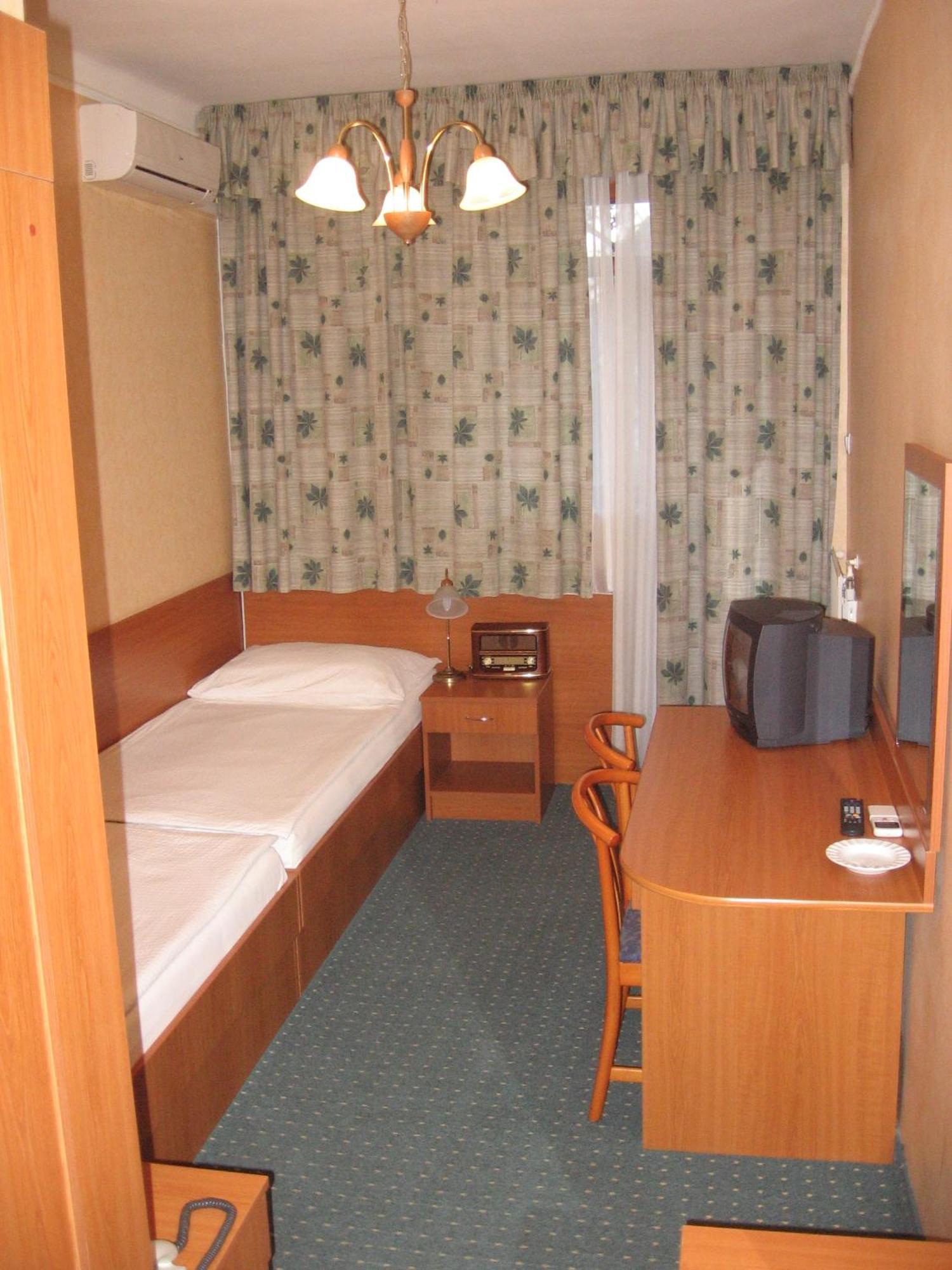 Hotel Arnold 터터 외부 사진
